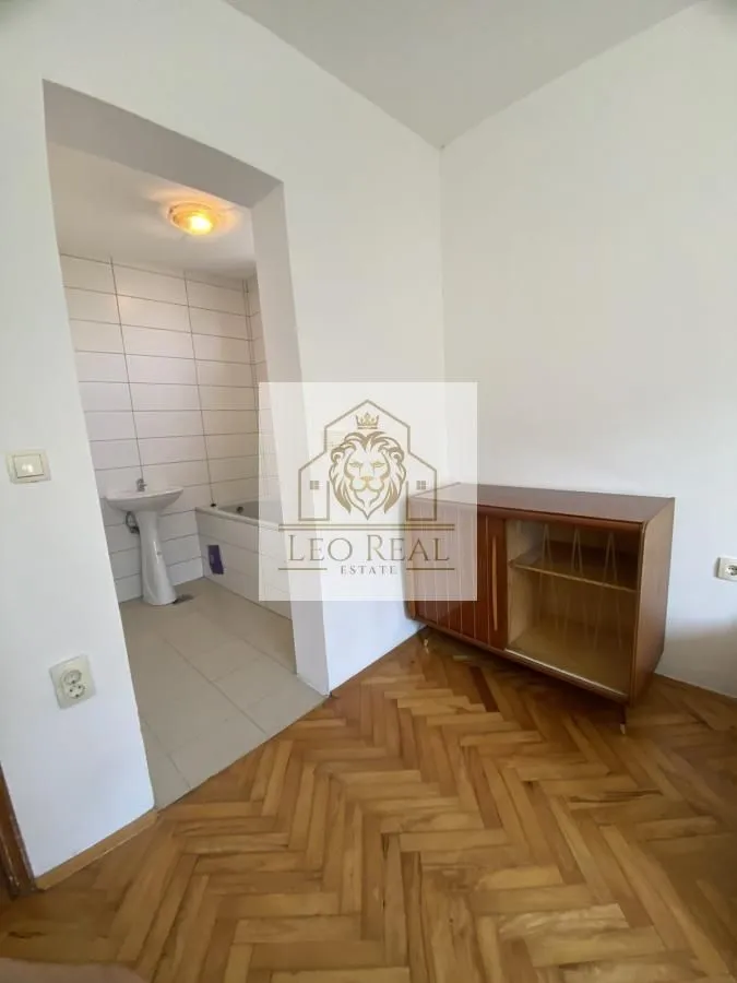 Izdavanje, kuća, 330m², Dobanovci, Surčin