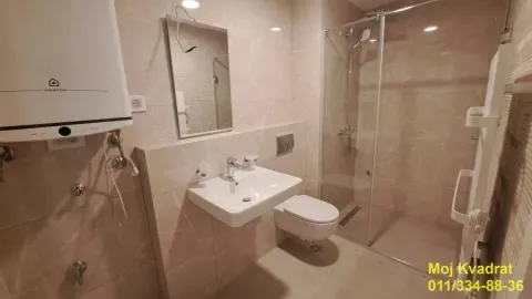 Moderno opremljeno kupatilo sa tuš kabinom, umivaonikom i bojlerom. - image 10
