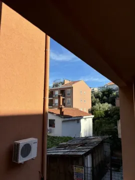 Pogled na okolne zgrade i naselje sa terase. - image 4