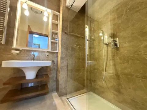 Izdavanje, četvorosoban stan, 130m², Centar, Podgorica - image 3