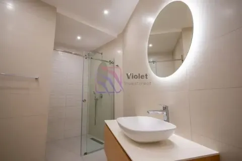Moderno opremljeno kupatilo sa umivaonikom i tuš kabinom. - image 11
