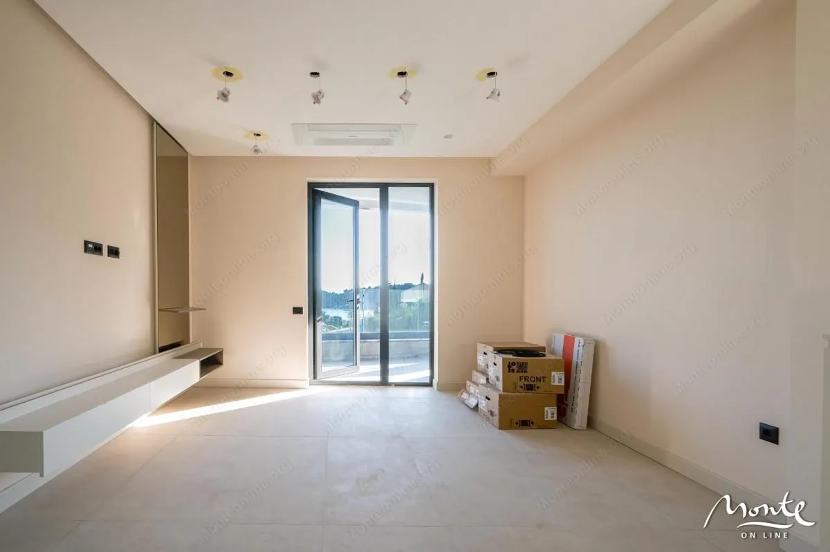 Sale, three bedroom apartment, 190m², Bečići, Budva
