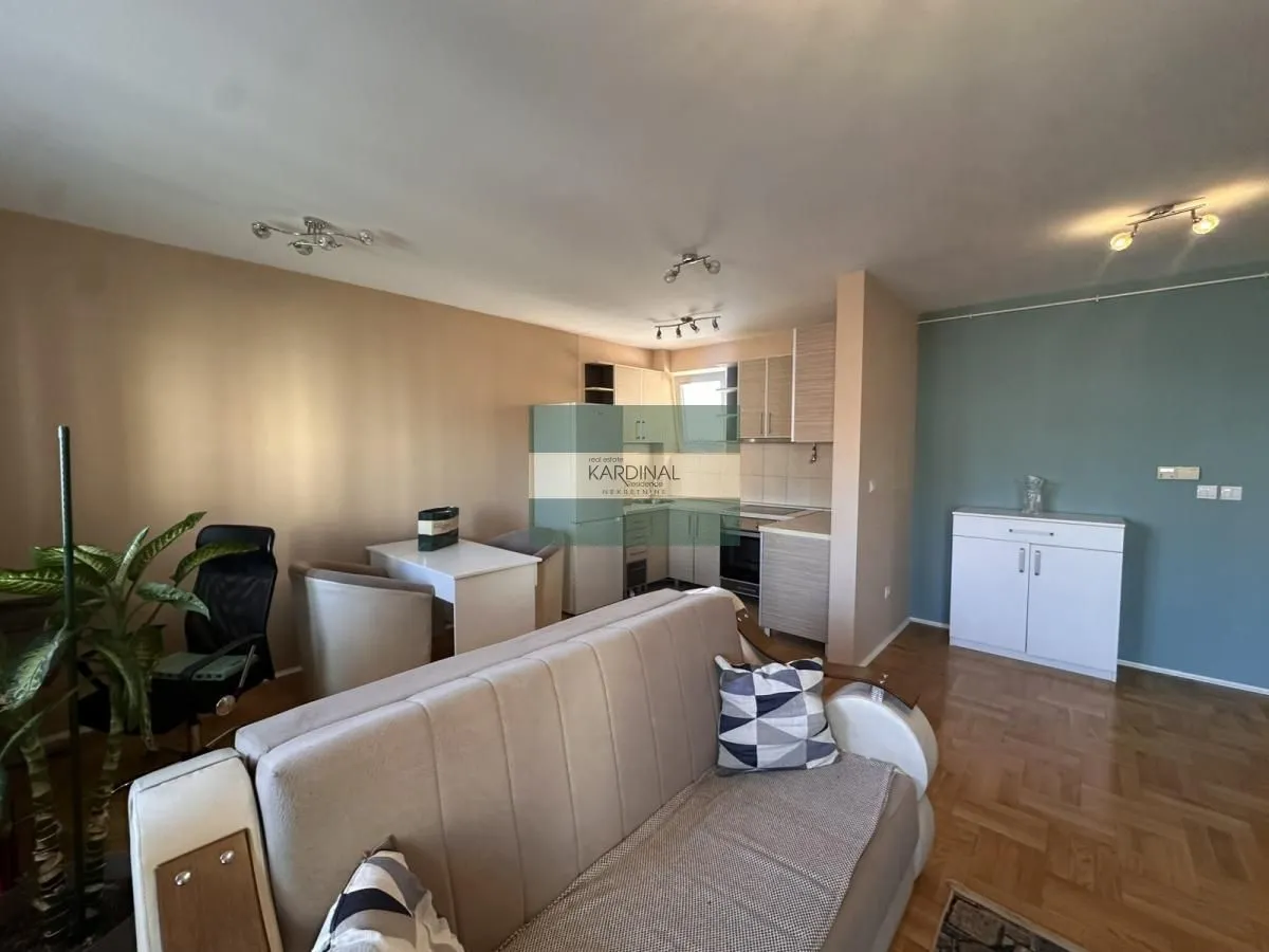 Izdavanje, dvosoban stan, 71m², Centar, Kragujevac