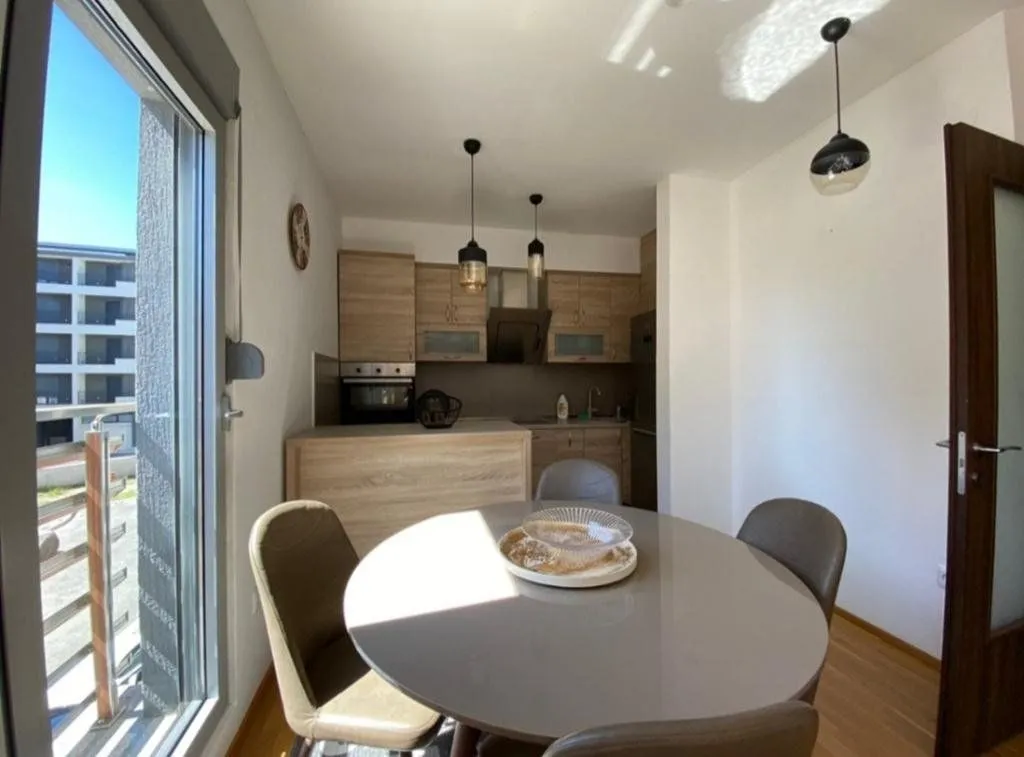 Izdavanje, dvosoban stan, 65m², Blok 9, Podgorica