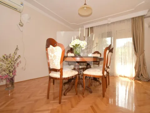 Izdavanje, kuća, 250m², Donja Gorica, Podgorica - image 10