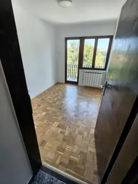 Prazna soba sa parketom i izlazom na balkon. - image 11