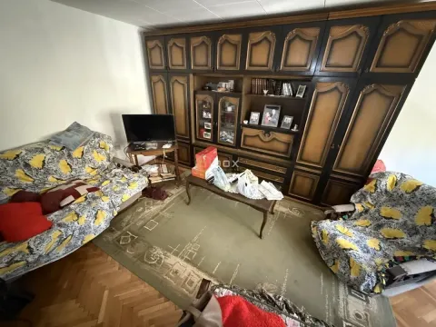 Dnevna soba sa garniturom, velikim drvenim ormanom i televizorom. - image 2