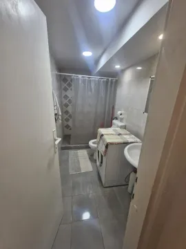 Pogled na kupatilo sa tuš kabinom, umivaonikom i veš mašinom. - image 11