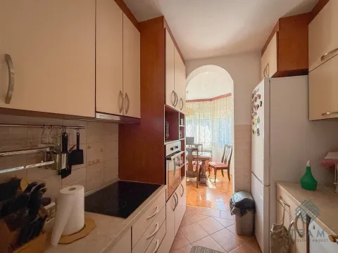 Manja kuhinja sa ugradnim elementima i pogledom na trpezariju kroz luk. - image 4