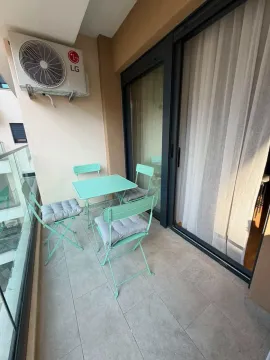 Manji natkriveni balkon sa stočićem, stolicama i klima uređajem. - image 10