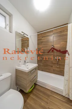 Kupatilo opremljeno umivaonikom, wc šoljom i tuš kabinom. - image 14
