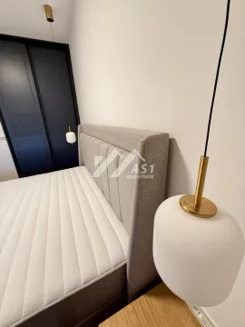 Moderna spavaća soba sa bračnim krevetom i ugradnim ormarom. - image 7