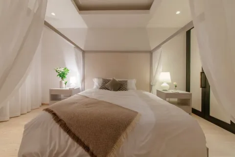 Svijetla spavaća soba sa velikim krevetom i elegantnim osvjetljenjem. - image 7