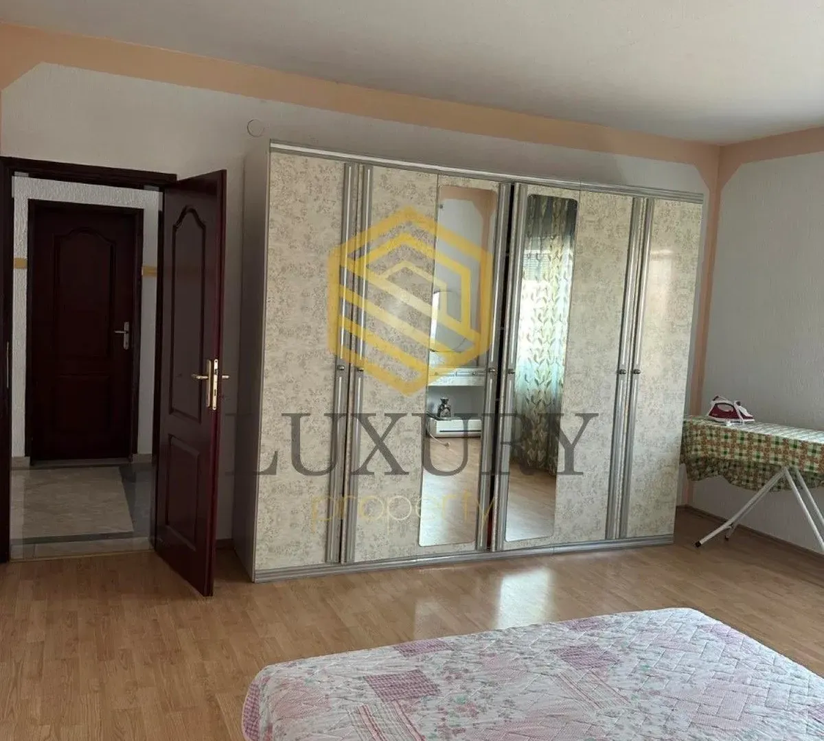 Izdavanje, četvorosoban stan, 156m², Stari Aerodrom, Podgorica