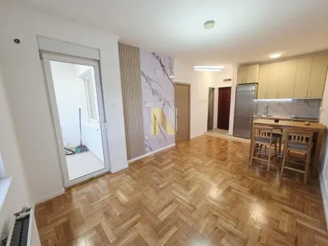 Dnevna soba sa trpezarijom i kuhinjom u pozadini. - image 2