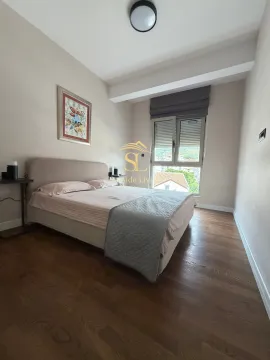 Spavaća soba sa bračnim krevetom, prozorom i parketom. - image 14