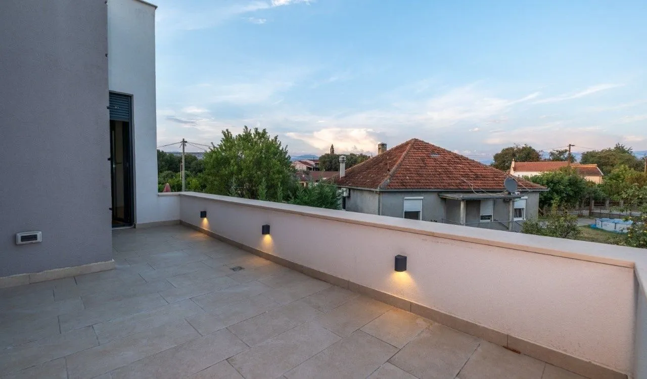 Izdavanje, kuća, 180m², Gornja Gorica, Podgorica