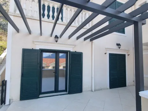 Prodaja, dvosoban stan, 80m², Dobrota, Kotor - image 2