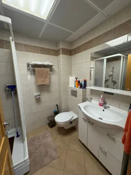 Potpuno opremljeno kupatilo sa umivaonikom, tuš kabinom i toaletom. - image 4