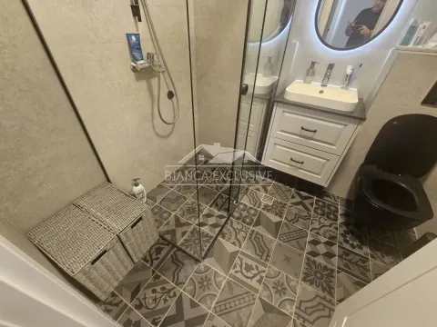 Moderno kupatilo sa tuš kabinom, umivaonikom i toaletom. - image 14