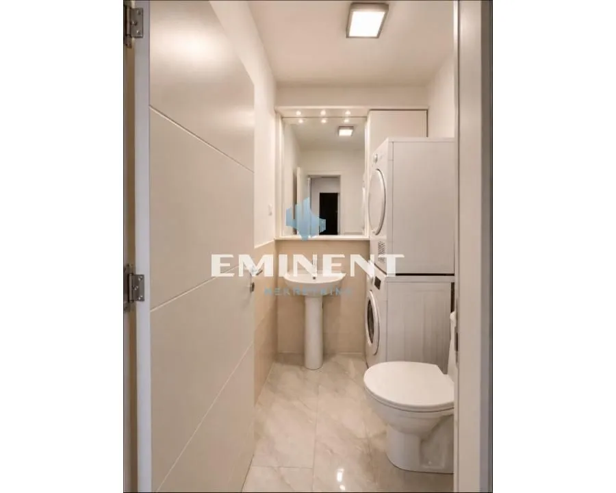 View of the bathroom with sanitary fixtures and a washing machine.