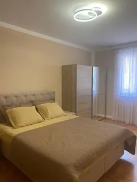 Namještena spavaća soba sa bračnim krevetom i ormarom. - image 16