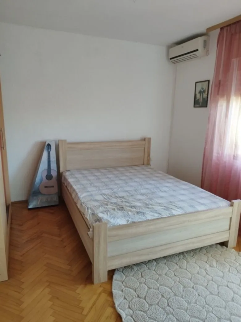 Izdavanje, trosoban stan, 130m², Tološi, Podgorica