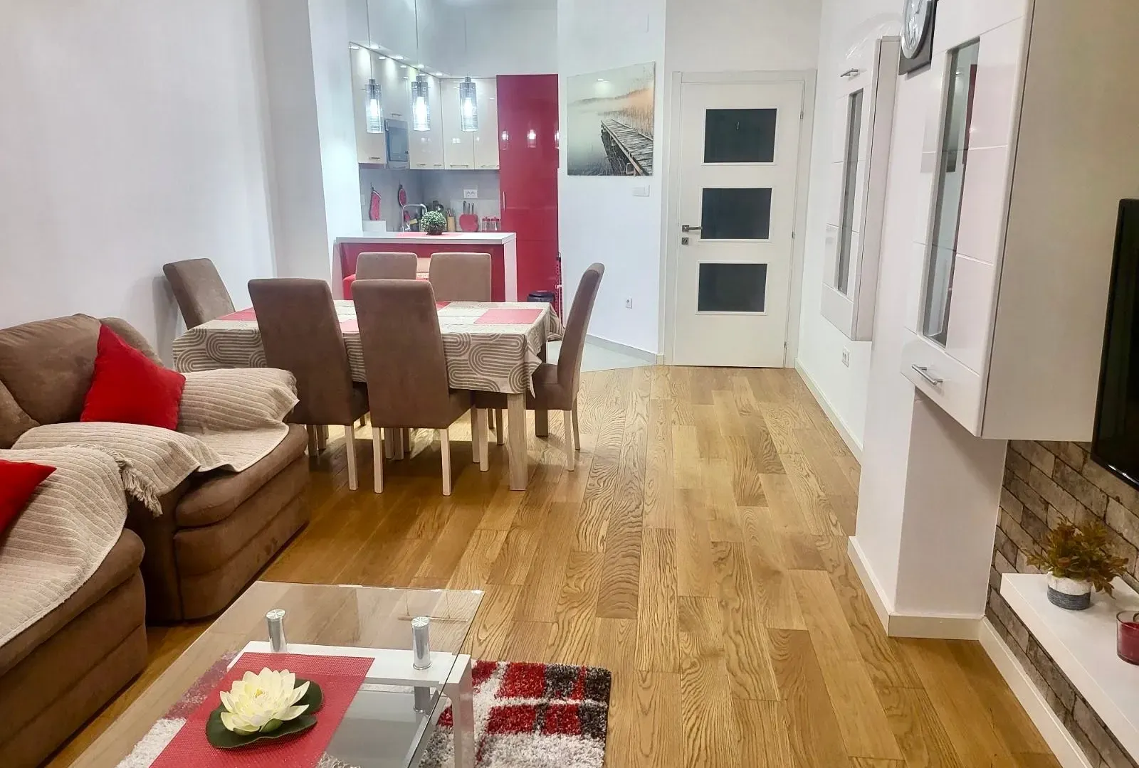 Izdavanje, dvosoban stan, 78m², Centar, Podgorica