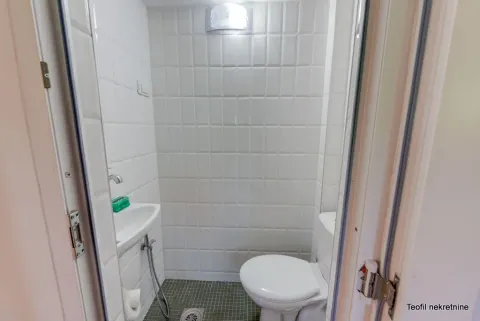 Malo kupatilo sa belim pločicama, umivaonikom i wc šoljom. - image 19