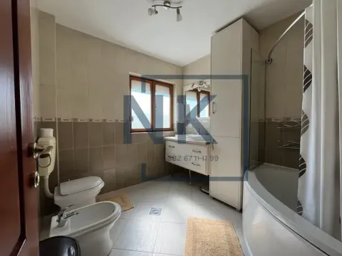 Kupatilo opremljeno tuš kabinom, umivaonikom, wc šoljom i bideom. - image 9