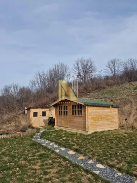 Drvena vikend kućica sa dvorištem i stazom. - image 3