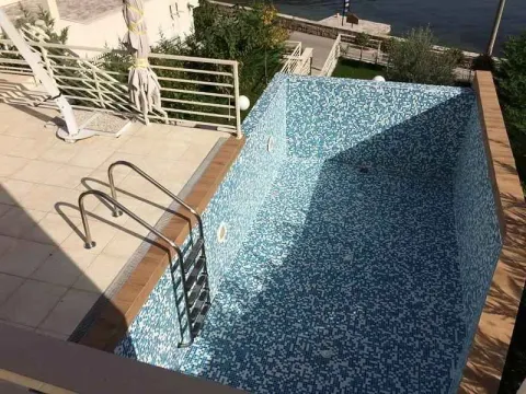 Prazan bazen sa plavim mozaik pločicama na terasi. - image 14