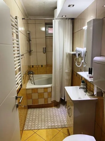 Izdavanje, trosoban stan, 60m², Centar, Niš