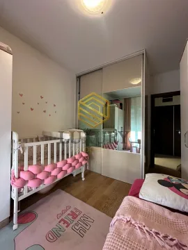 Dječja soba sa krevetcem, ormarom i roze detaljima. - image 2