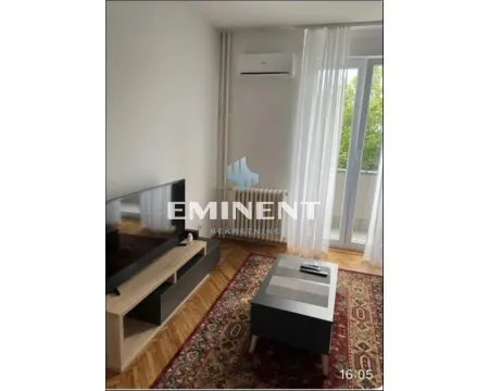 Dnevna soba sa televizorom, tepihom i izlazom na terasu. - image 2