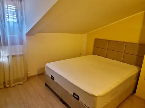 Spavaća soba sa bračnim krevetom i krovnim prozorom. - image 12