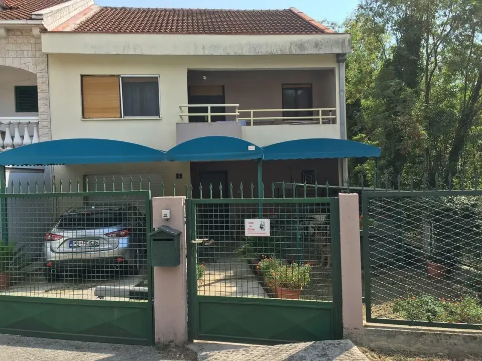 Izdavanje, kuća, 180m², Pod Goricom, Podgorica