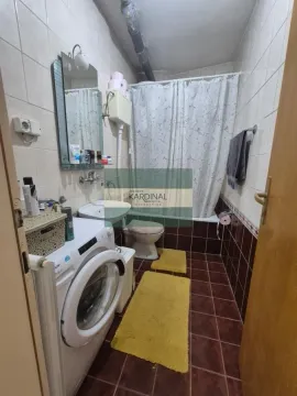 Manje kupatilo sa kadom, umivaonikom, wc šoljom i veš mašinom. - image 24