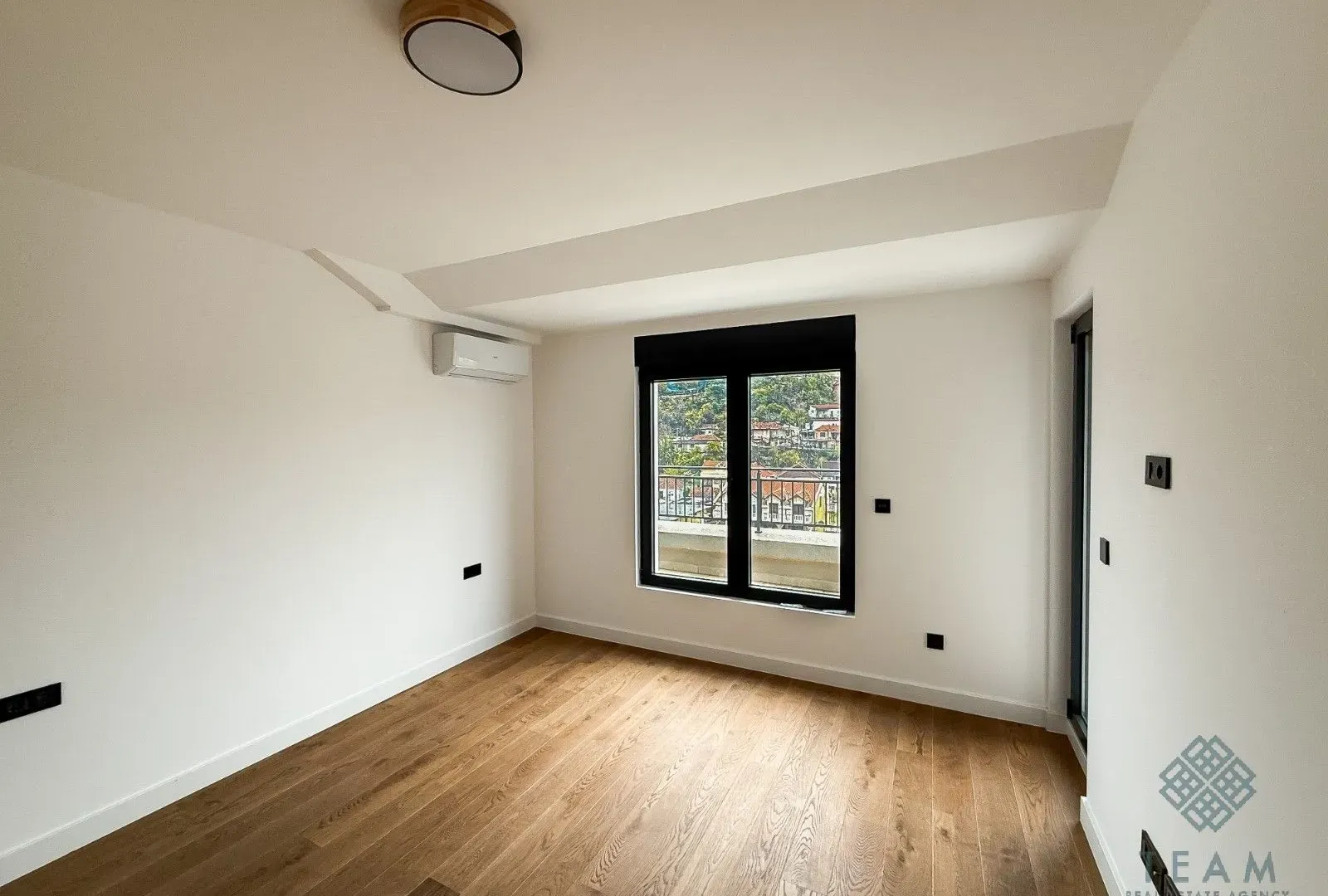 Izdavanje, trosoban stan, 163m², Preko Morače, Podgorica