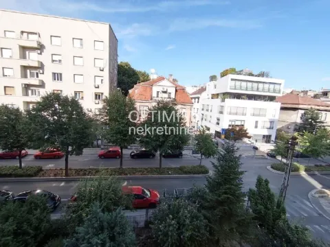 Pogled sa prozora na ulicu i okolne zgrade. - image 14