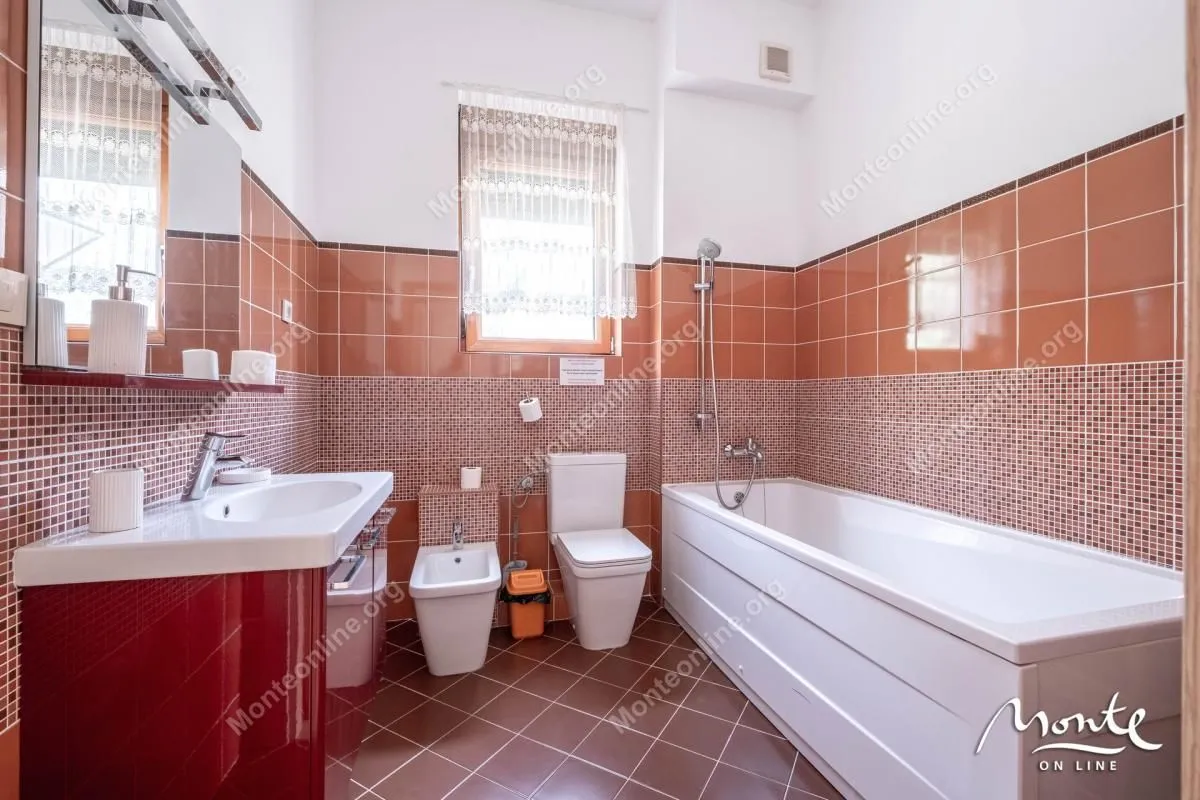 Prodaja, dvosoban stan, 105m², Orahovac, Kotor
