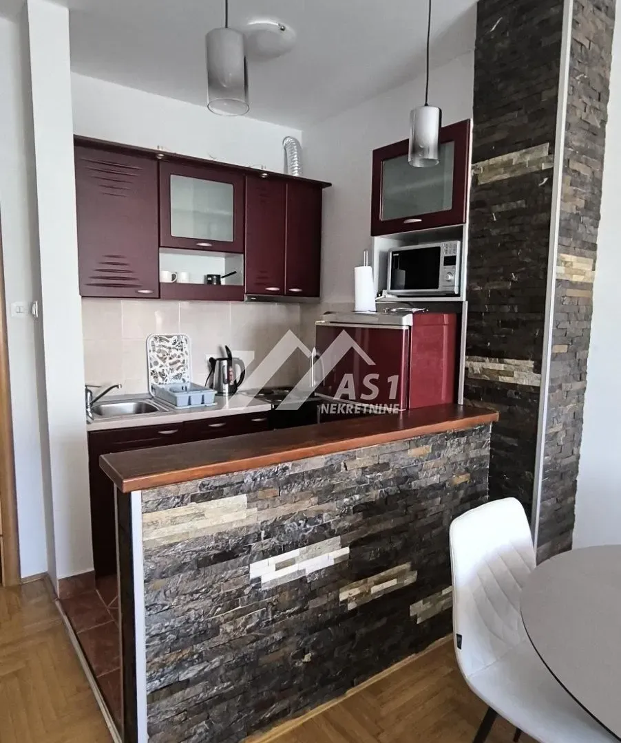 Izdavanje, dvosoban stan, 43m², Bulevar Oslobodjenja, Novi Sad Sve Podlokacije
