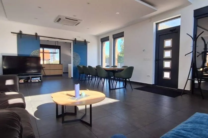 Izdavanje, trosoban stan, 330m², Voždovac Sve Podlokacije, Beograd
