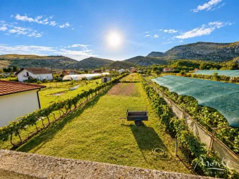 Pogled sa terase na dvorište i okolni pejzaž. - image 18