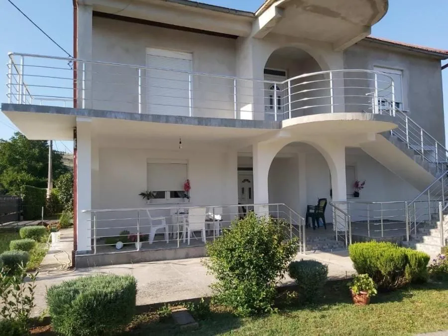 Izdavanje, kuća, 130m², Tološi, Podgorica