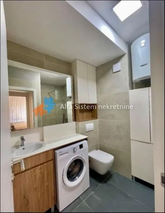 Izdavanje, trosoban stan, 60m², Vračar Sve Podlokacije, Beograd
