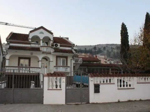 Izdavanje, kuća, 360m², Momišići, Podgorica - image 2