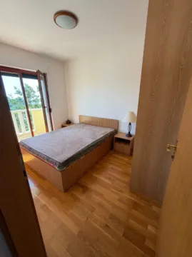 Namještena spavaća soba sa bračnim krevetom, ormarom i izlazom na terasu. - image 6