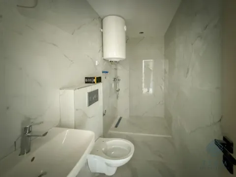 Novo opremljeno kupatilo sa tuš kabinom, umivaonikom i bojlerom. - image 4