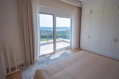 Spavaća soba sa velikim garderoberom i izlazom na terasu sa pogledom. - image 34